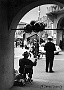 L'uomo dei palloncini in Prato della Valle, angolo via L. Belludi,  durante il Luna Park del giugno 1959